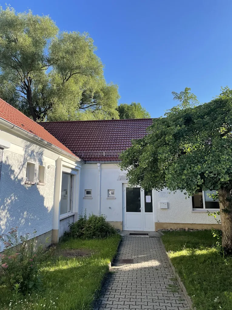 Außenansicht unserer Praxis mit Ginkgobaum